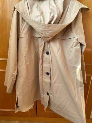 Gabardina Zara con capucha beige