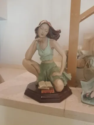 Figuras decorativas mujer leyendo