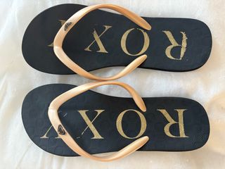 Chanclas Roxy Negras y Doradas