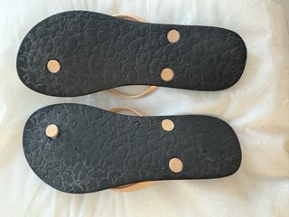 Chanclas Roxy Negras y Doradas