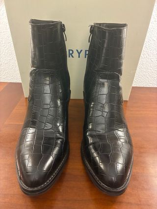 Botines negros cocodrilo T.39 sólo estrenados.