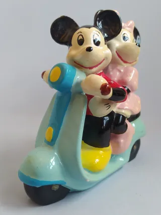 Figura Cerámica Mickey y Minnie en Scooter