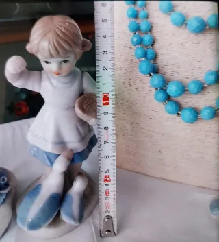 Conjunto collar turquesa, cajita y figuras porcela