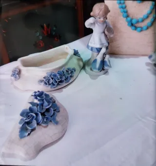 Conjunto collar turquesa, cajita y figuras porcela