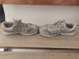 Zapatillas deportivas beige y grises