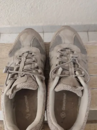 Zapatillas deportivas beige y grises