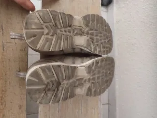 Zapatillas deportivas beige y grises