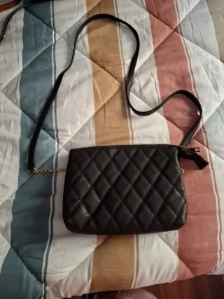 Bolso negro acolchado