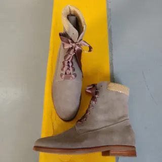 Botas em camurça bege Novas