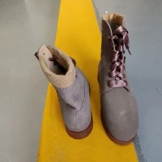 Botas em camurça bege Novas