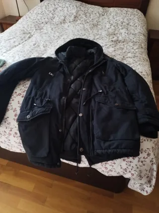 Parka azul oscuro con capucha