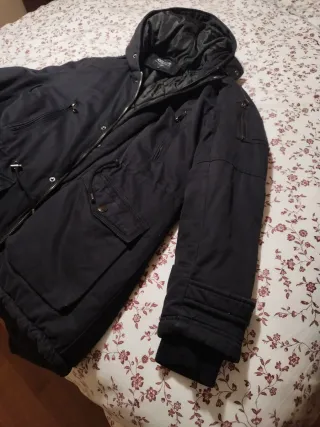 Parka azul oscuro con capucha