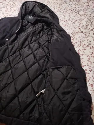 Parka azul oscuro con capucha