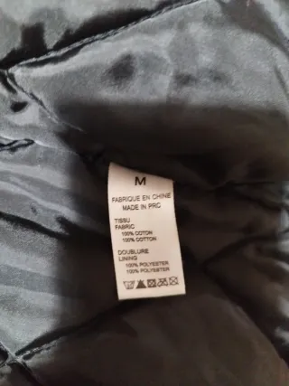 Parka azul oscuro con capucha