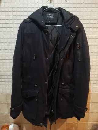 Parka azul oscuro con capucha
