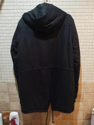 Parka azul oscuro con capucha