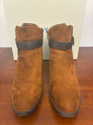 Botines ante marrón claro T.39 sólo estrenados.
