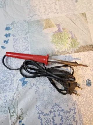 Soldador de estaño rojo