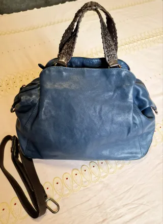 Bolso de piel azul con bandolera