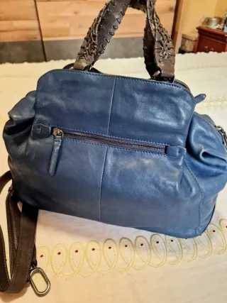 Bolso de piel azul con bandolera