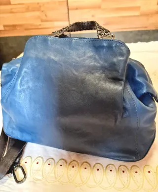 Bolso de piel azul con bandolera