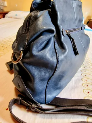 Bolso de piel azul con bandolera