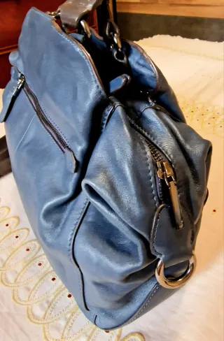 Bolso de piel azul con bandolera