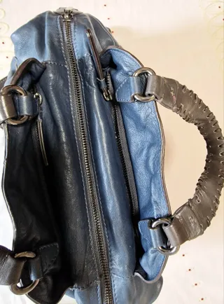Bolso de piel azul con bandolera