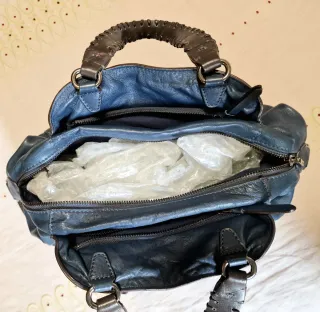 Bolso de piel azul con bandolera