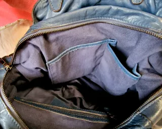 Bolso de piel azul con bandolera