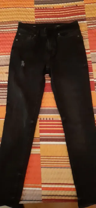 Pantalón vaquero negro desgastado