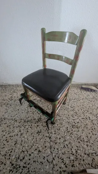 Silla de madera con asiento de cuero.