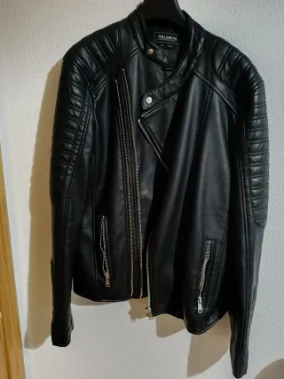 Cazadora cuero sintético Pull&Bear negra