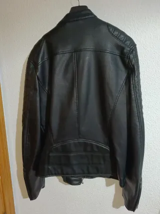 Cazadora cuero sintético Pull&Bear negra