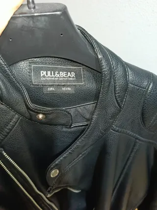 Cazadora cuero sintético Pull&Bear negra