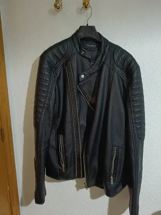 Cazadora cuero sintético Pull&Bear negra