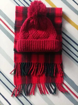 Berretto e sciarpa a quadri rossi per bambini