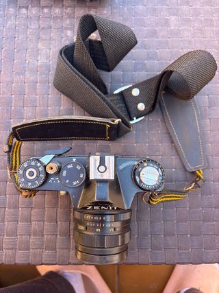 Cámara Zenit Negra con accesorios y compartimentos