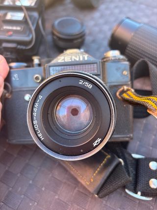 Cámara Zenit Negra con accesorios y compartimentos