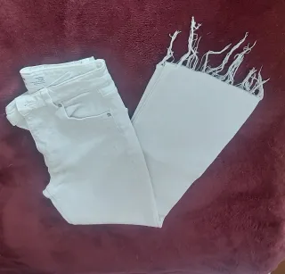 Pantalón vaquero blanco cropped flare talla 34