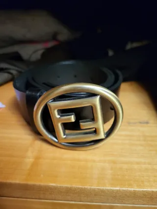 Cintura Fendi con fibbia dorata