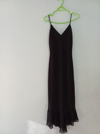 VESTIDO NEGRO DE COCTEL CON TIRANTES.
