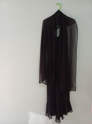 VESTIDO NEGRO DE COCTEL CON TIRANTES.