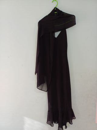 VESTIDO NEGRO DE COCTEL CON TIRANTES.