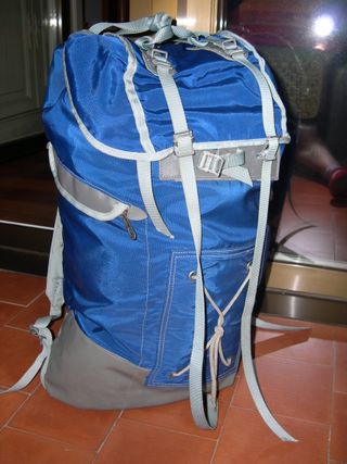 Mochila de montaña azul y gris