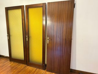 Puertas de madera con cristal amarillo