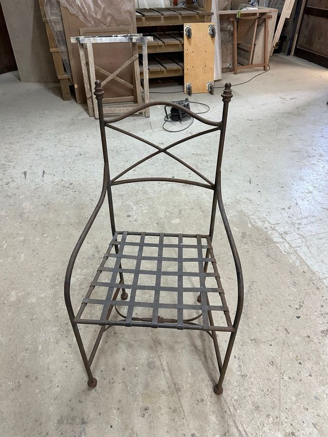 Silla de hierro forjado con asiento de cincha