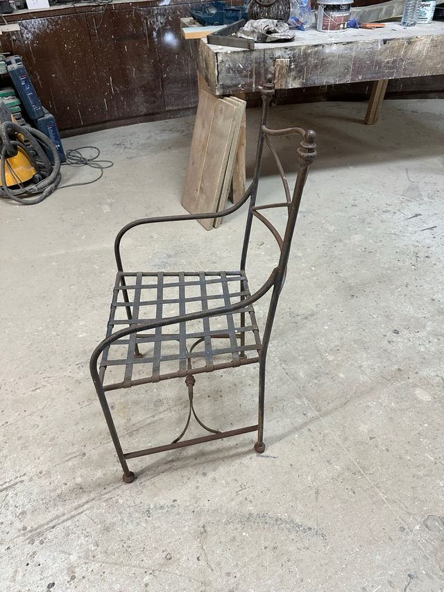 Silla de hierro forjado con asiento de cincha
