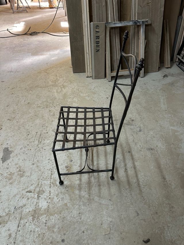 Silla de hierro forjado con asiento de cincha