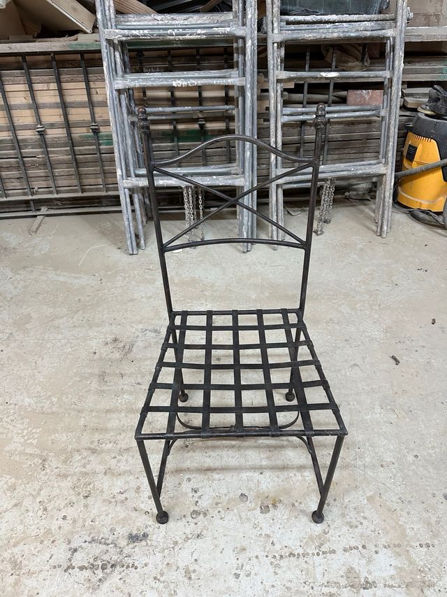 Silla de hierro forjado con asiento de cincha